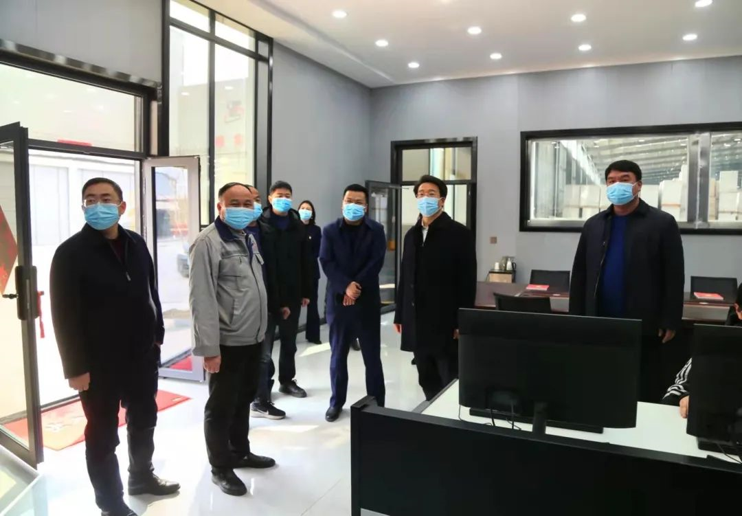 新密市市委副書記、市長(zhǎng)程洋調(diào)研新密市正興耐火材料有限公司，送服務(wù)強(qiáng)信心，沖刺首季“開門紅”！(圖1)